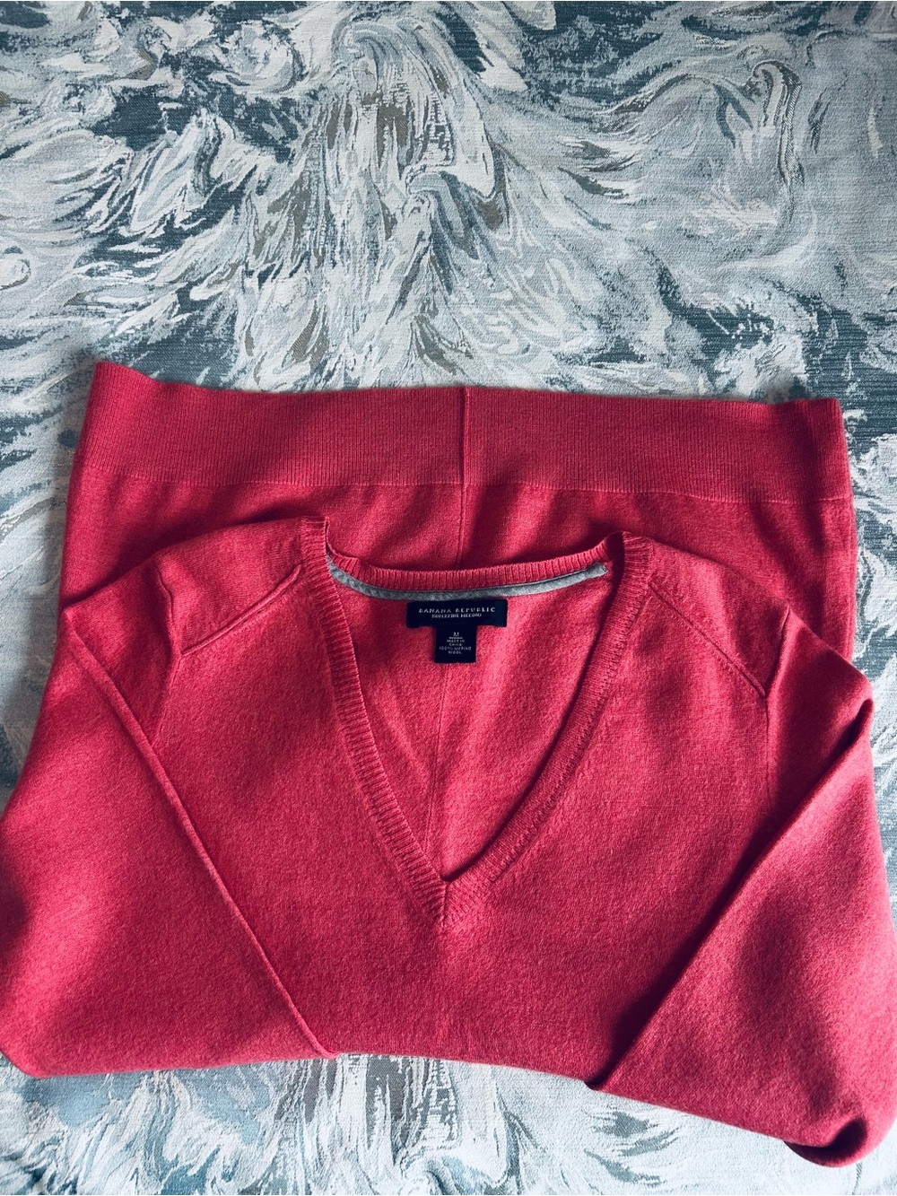 Banana Republic Women's V-Neck Sweater - Raspberry Pink